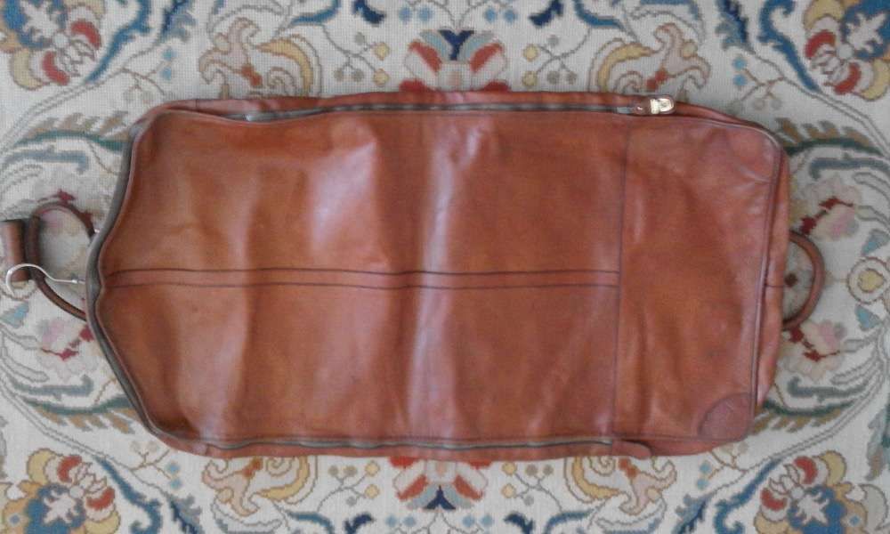 Luxuoso porta fatos em couro genuíno de altíssima qualidade com chave.