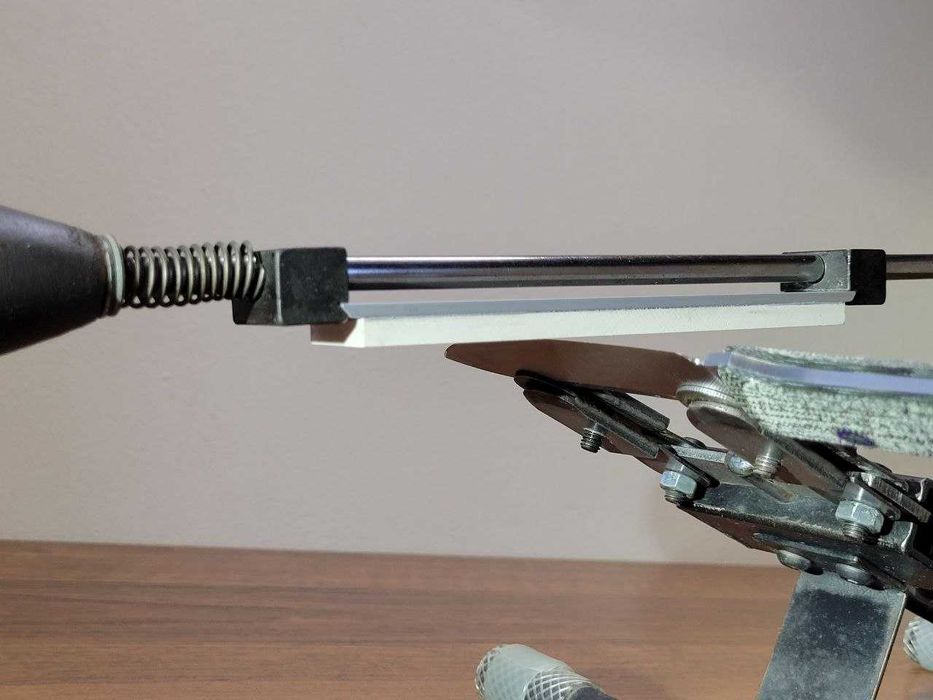 Ручна точилка для ножів з поворотним механізмом