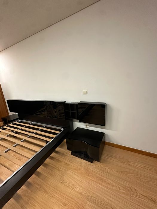 Mobília de quarto com cama, estrado, cómoda e mesas de cabeceira