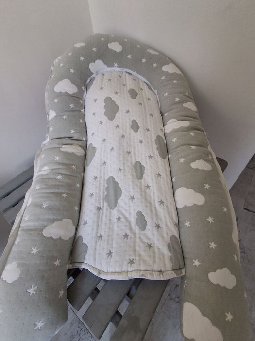 Ninho de bebé cinzento com nuvens e estrelas