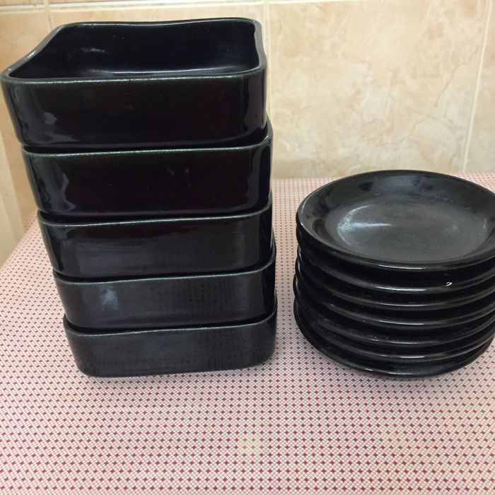 Черная керамическая посуда вазы тарелки блюдца пиалы - Румыния