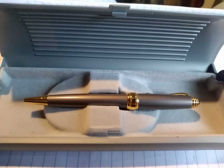 Duas canetas finas de marca italiana no estojo, uma com certificado