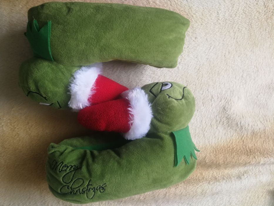Kapcie grynch świąteczne