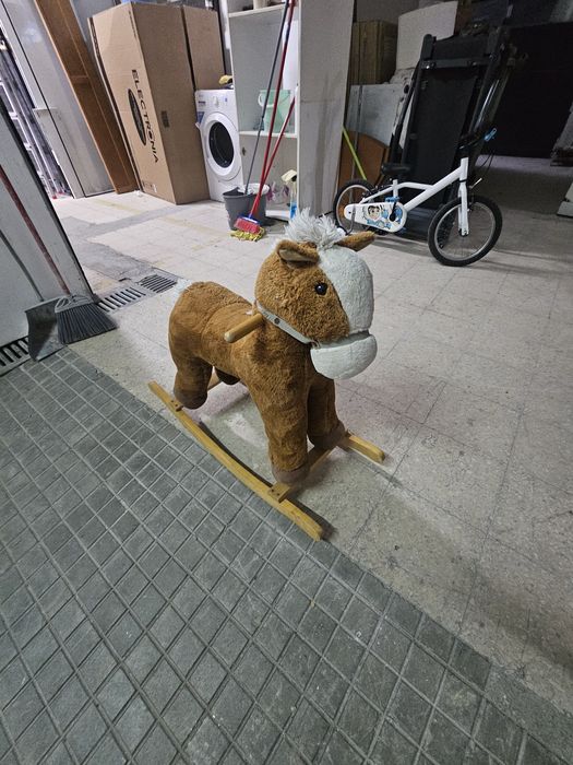 Cavalinho com baloiço para criança