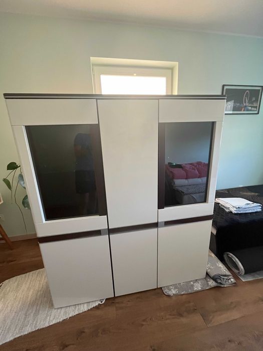 Witryna z dwoma małymi szafkami do salonu lub sypialni