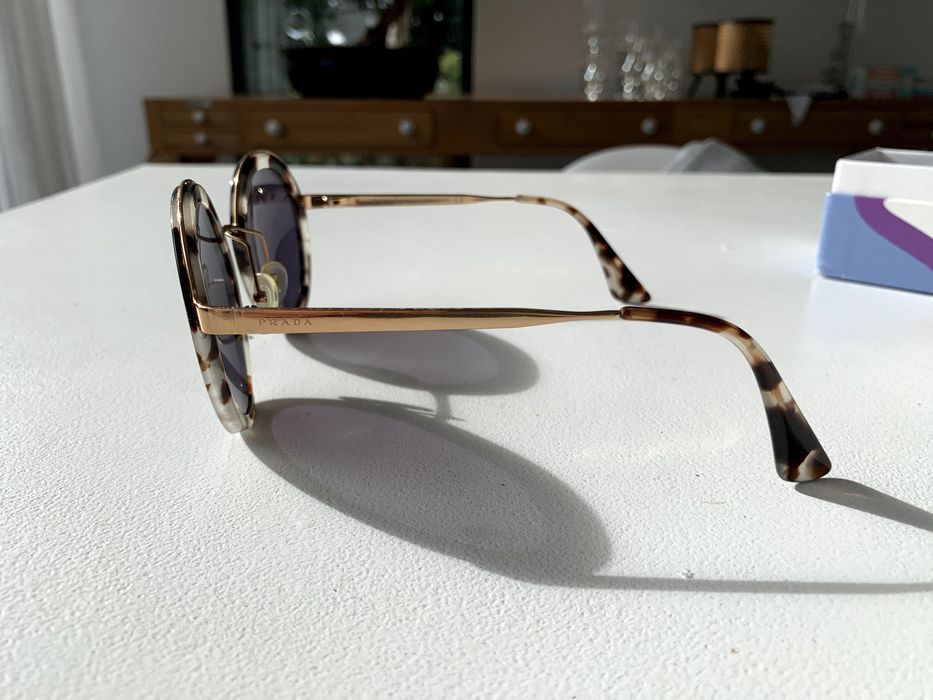 ocúlos de sol Prada com motivo 'carapaça de tartaruga' cinzento