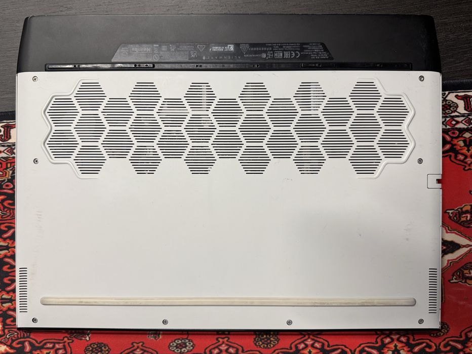 Dell Alienware m15 R3 (2020) / i7-10750H / RTX 2060 / 16 GB / 144 Hz