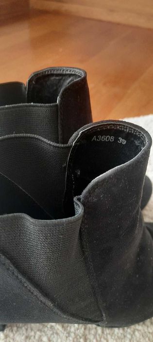 Vendo botas pretas, super giras :)