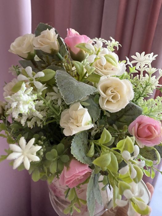 Mini różyczki w konewce, kompozycja kwiatowa