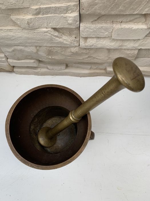 Stary i ciężki moździerz z brązu