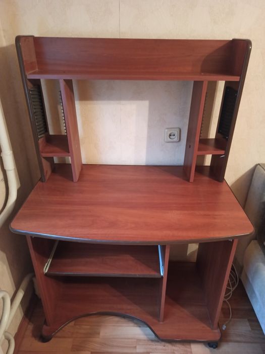 Стол компьютерный с полкой