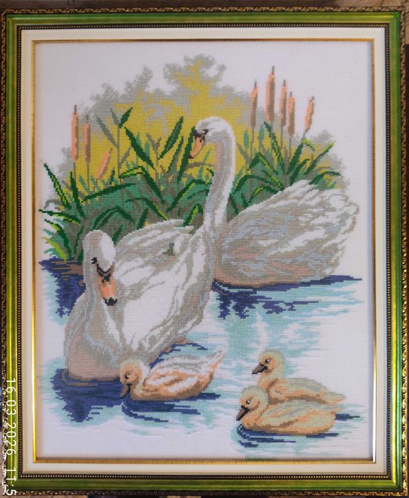 Вишивка (картина) хрестиком. "Родина лебедів"