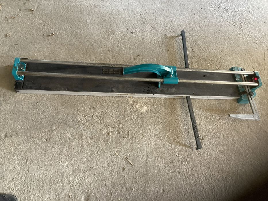 Máquina de cortar azulejos com lazer em bom estado