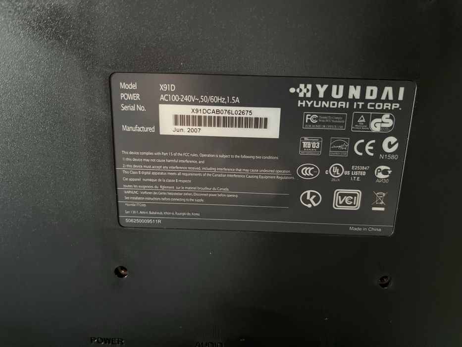 Monitor Hyundai z 2007 roku.