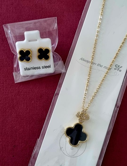 Conjunto dourado (colar e brincos), em aço, do trevo de 4 folhas em preto.