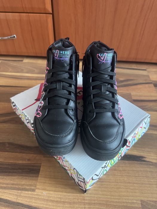 Продам черевики Skechers на дівчинку.