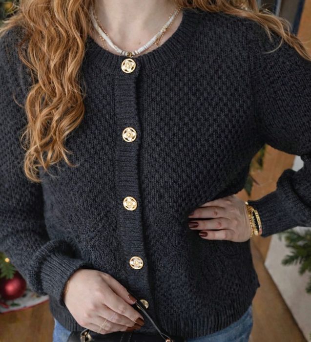 Cardigan preto com botões e bordado