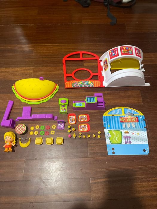 Hamburgueria pinypon com maior parte de peças