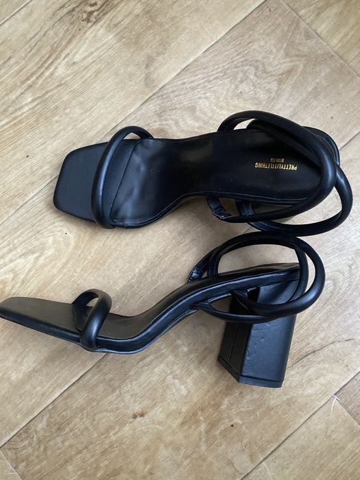 Босоніжки жіночі на каблуку