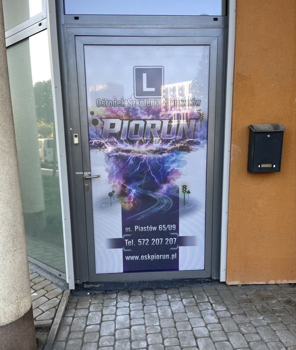 Naklejanie reklam na witrynach sklepowych