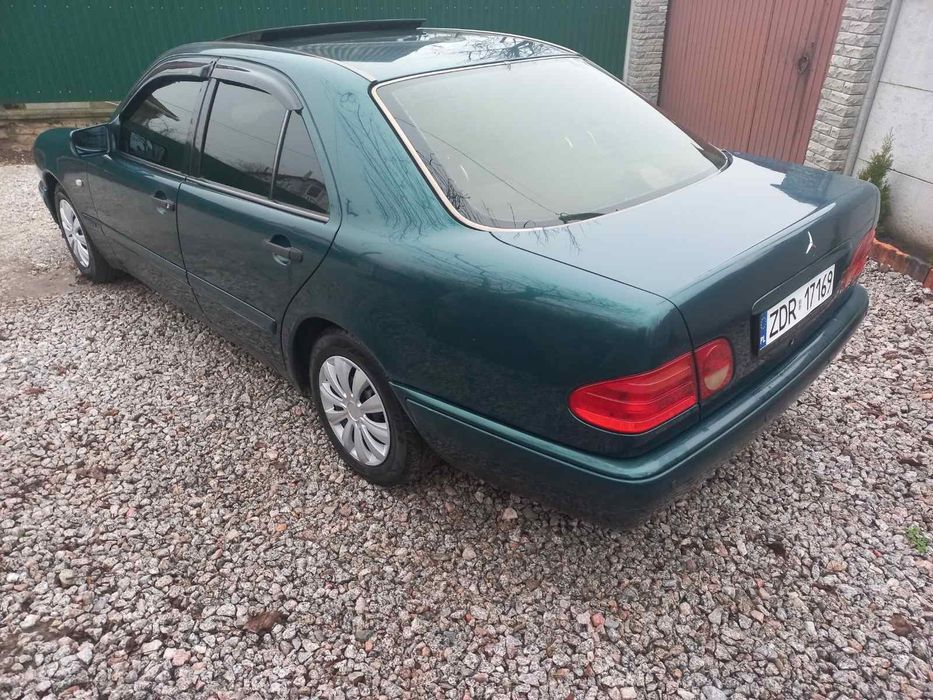 Mercedes-Benz E 210 2.0D