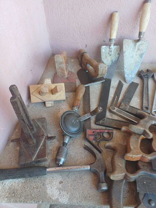Conjunto de ferramentas, antigas e sobretudo de carpinteiro