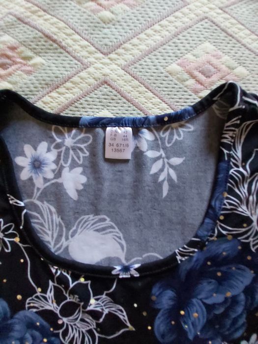 Camisola estampada, mangas ¾. Medidas nas fotos.