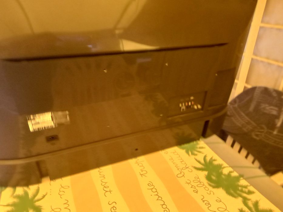 Televisão LG 43 com ecrã partido