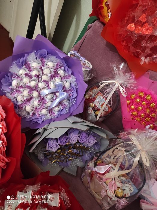 Подарунки, солодкі подарунки.