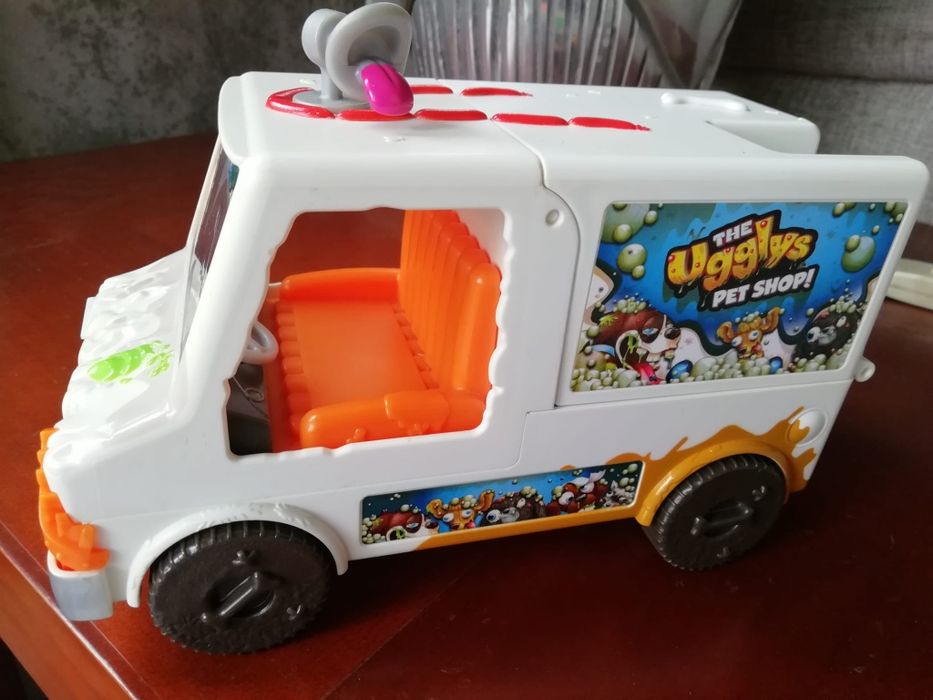 Carrinha The Ugglys Pet Shop