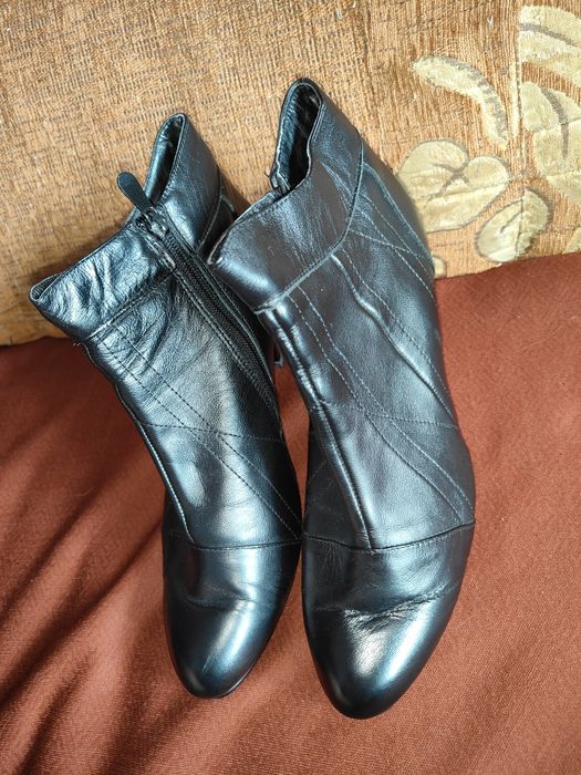 Damskie botki czarne ze skóry na obcasie.