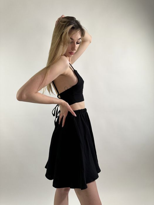 Czarny muślinowy top z sznurkami