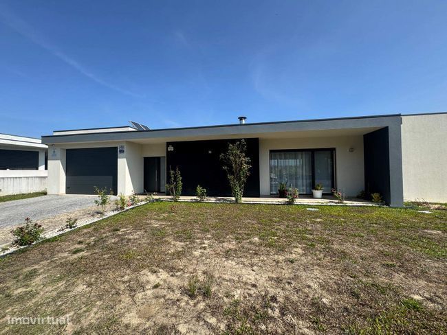 Moradia Térrea Semi-Nova - Loureira, Vila Verde