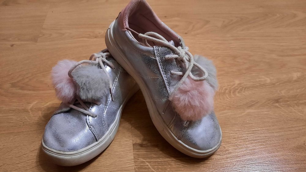 Buty dziewczęce z pomponami - rozmiar 31