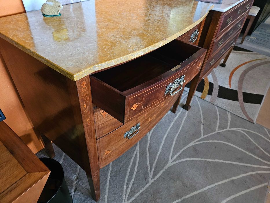 Cómoda antiga estilo D. Maria em madeira com tampo em pedr