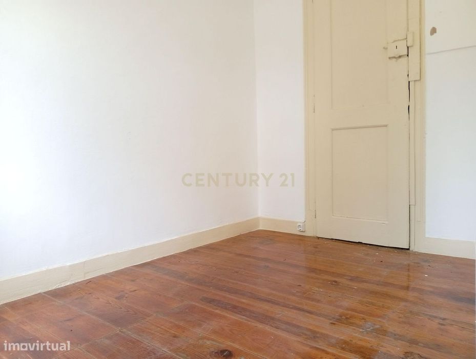 Apartamento para remodelação total situado na zona oriental (a 10m a p