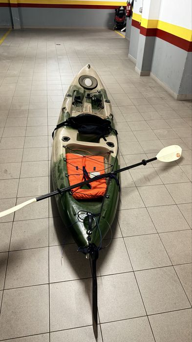 Caiaque de Pesca Waterfall com remo e assento – 450€ negociáveis.