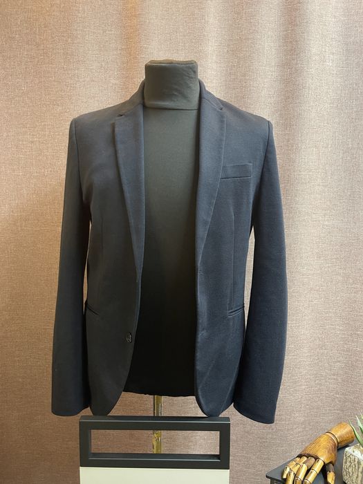 Пиджаки мужские не строгие.