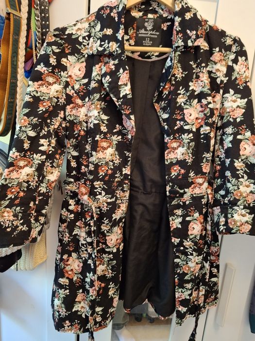 Czarna w kwiaty marynarka narzutka płaszczyk