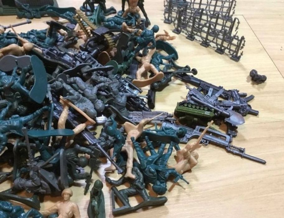 Lote de cerca de 150 bonecos militares em plástico
