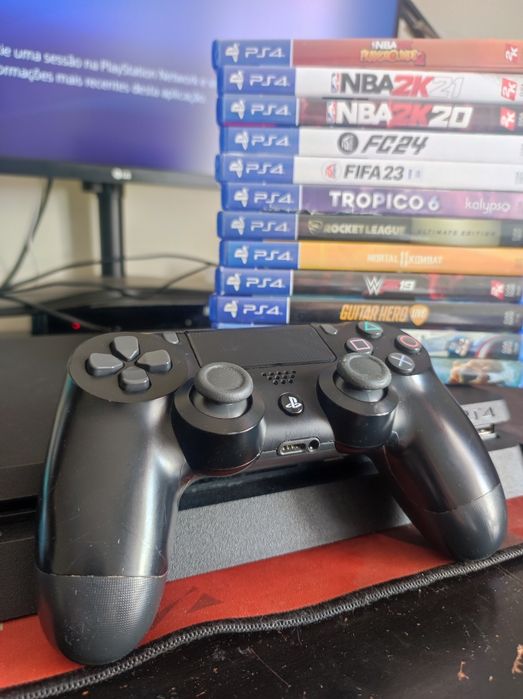 PS4 + comando e 3 jogos