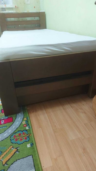 Кровать з масиву дерева в ідеальному стані