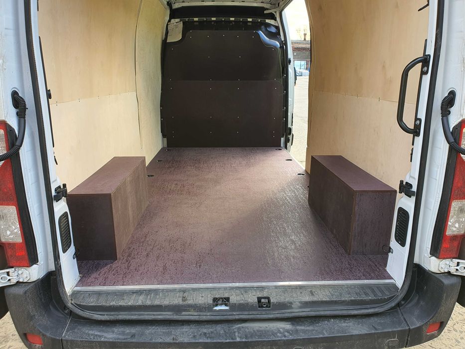 Zabudowa busa, Renault Master L3H2 obicie paki z montażem