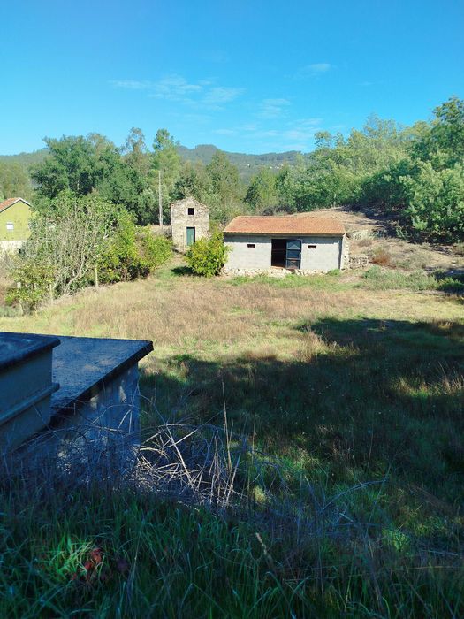 Terreno perto da barragem, sítio sossegado com 2 construções e água e eletricidade em Fornelo Arcozelo das Maias