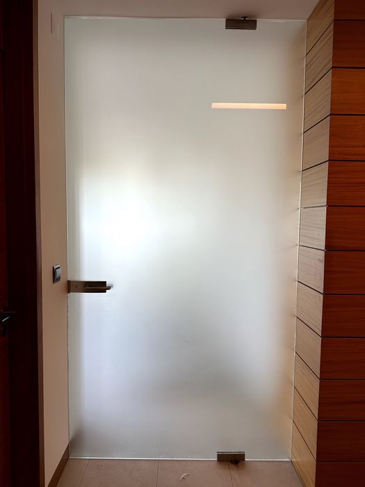 Porta pivotante em vidro 1,30 x 2,45m