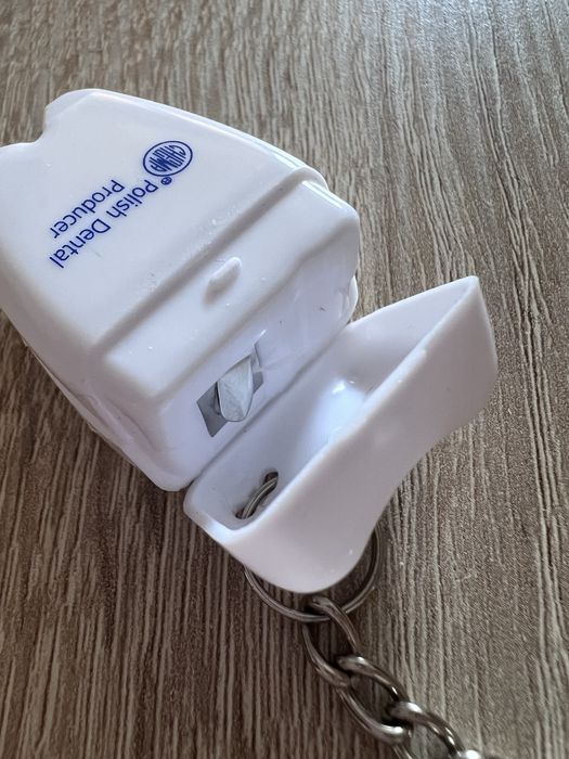 Brelok do kluczy z nicią dentystyczną