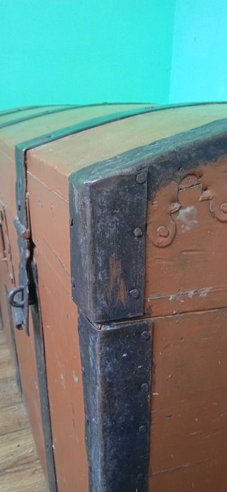 Сундук деревянный с кованой фурнитурой старинный