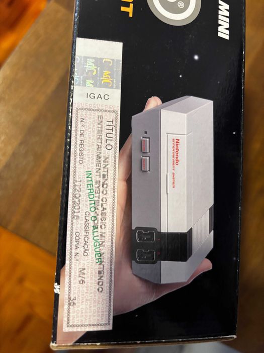 Nintendo Classic Mini com 2 comandos