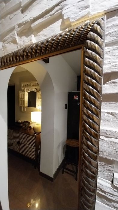 Lustro w złotej ramie