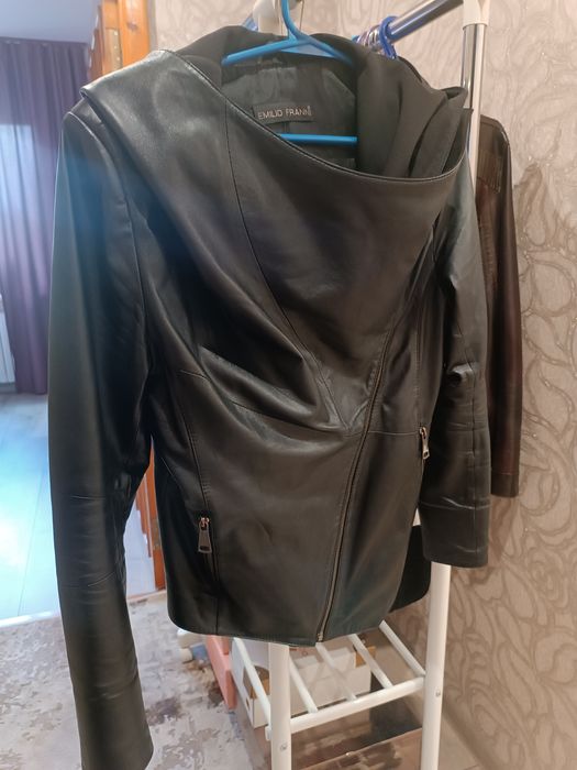 Продам женскую кожанную куртку